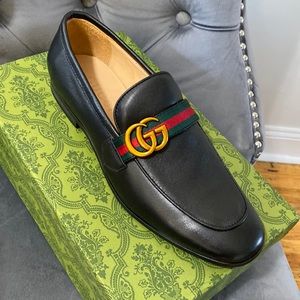 Gucci loafers with green and red band
